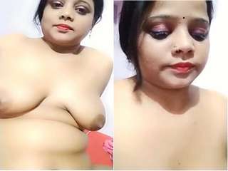 Sexy Bhabhi Showing Her Boobs