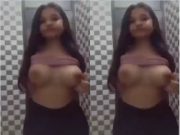 Cute Desi girl Shows her Boobs