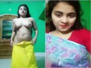 DESI BANGLA GIRL SHOWS HER BOOBS