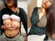 DESI GIRL SHOWS HER BOOBS