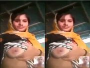 Desi Girl Shows her Boobs