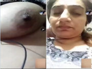 INDIAN BHABHI SHOWS HER BOOBS