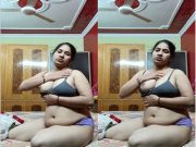 Sexy Desi Bhabhi Shows Boobs